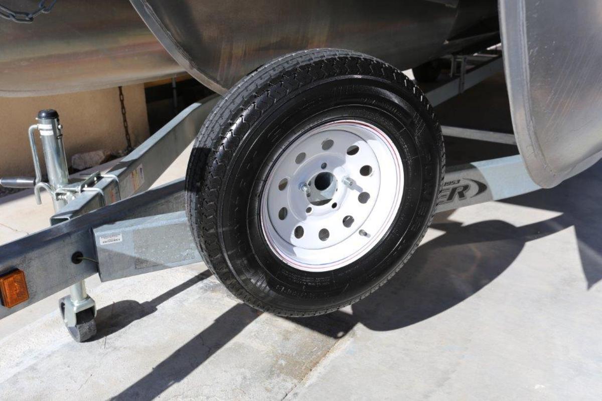 2016 Smoker Craft Sunchaser Eclipse 25, 1
