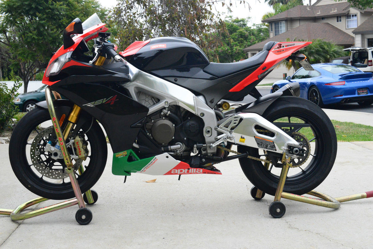 2011 Aprilia RSV4 Factory APRC SE, 1