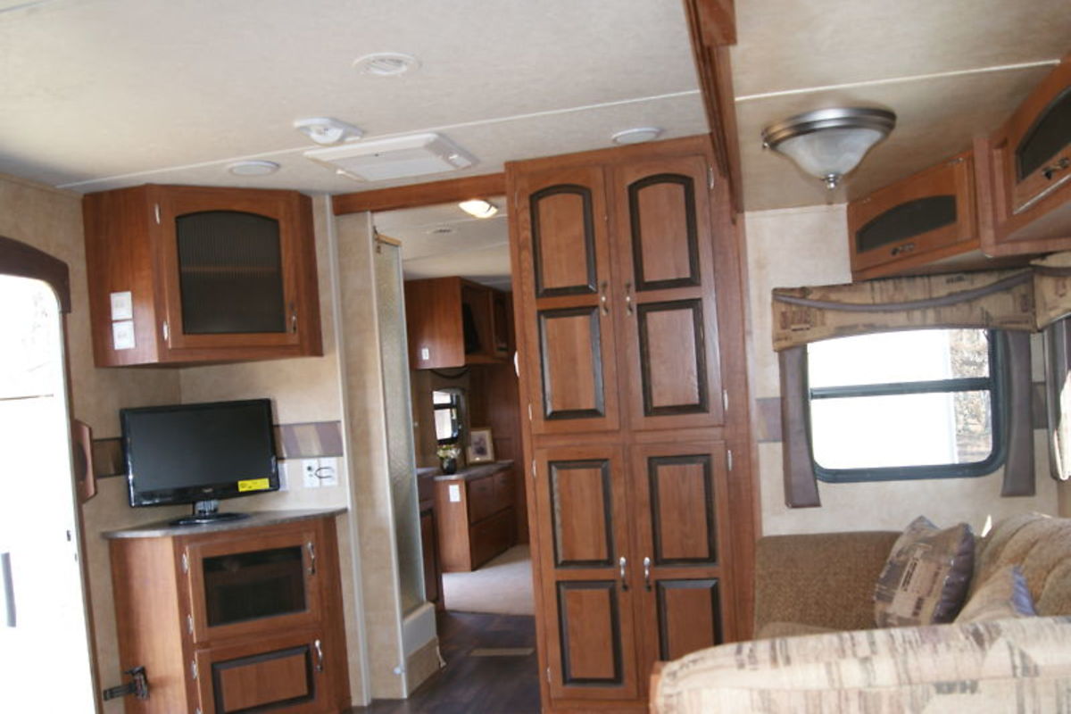 2011 Jayco 34' 322 FKS ULTRALIGHT DOUBLE SLIDEOUT, 3