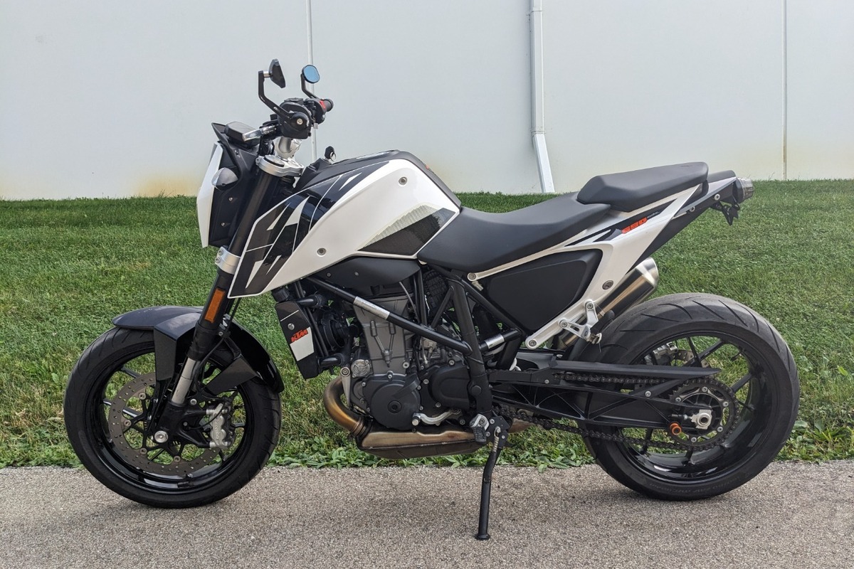 2017 KTM Duke 690, 1