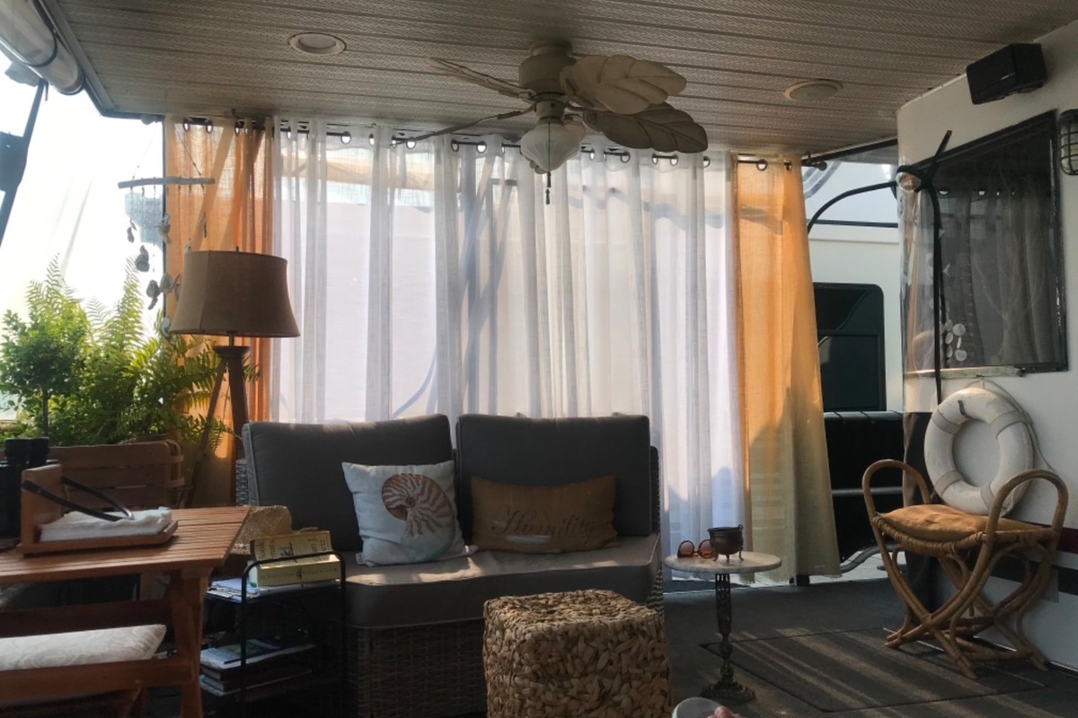 2000 Lakeview Houseboat, 4