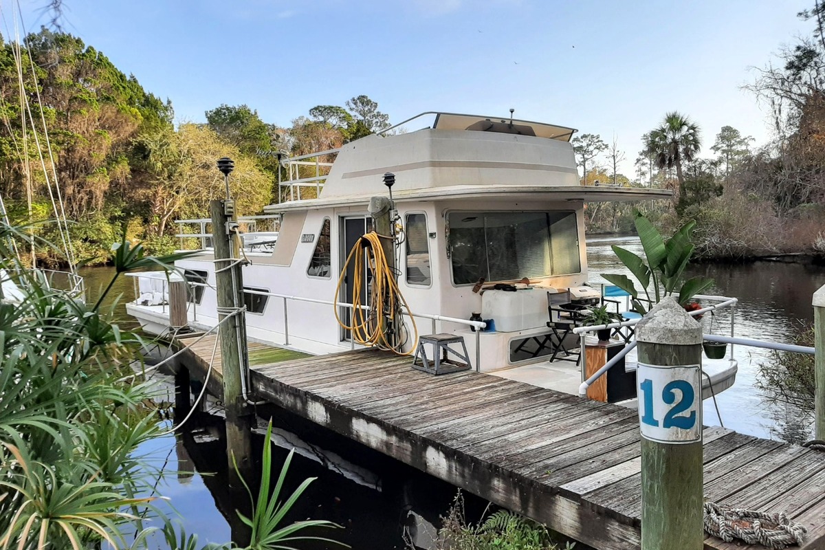1987 Gibson 42' houseboat in Yankeetown, FL