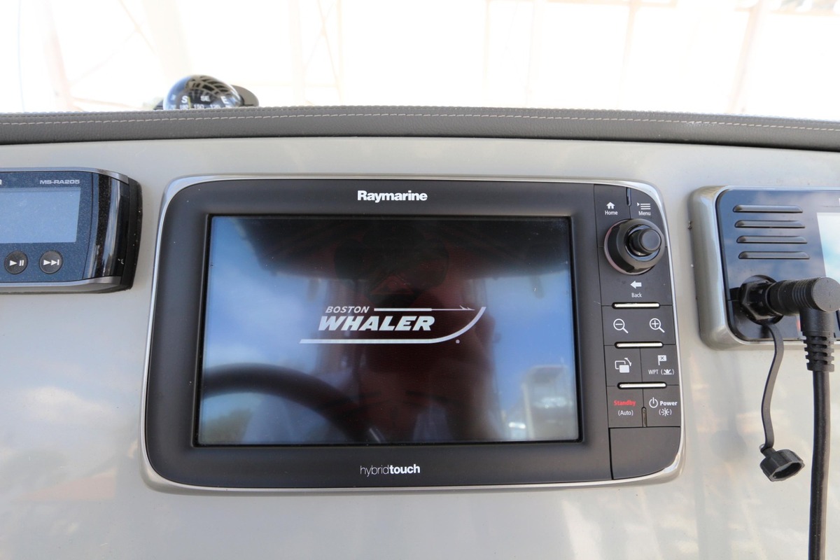 2015 Boston Whaler 240 Dauntless, 14