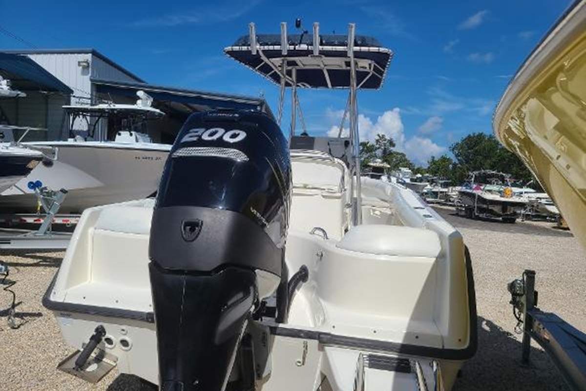 2005 Boston Whaler 210 Outrage, 4