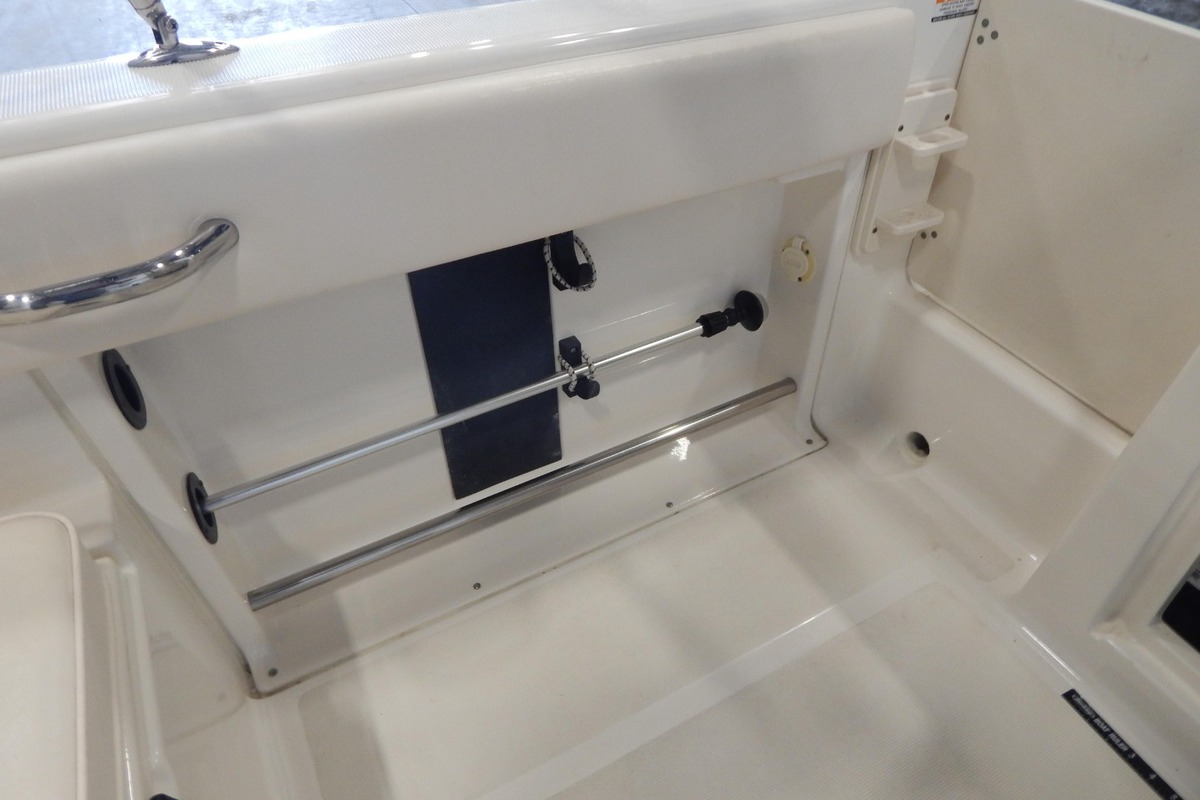 2010 Robalo R227 Dual Console, 11