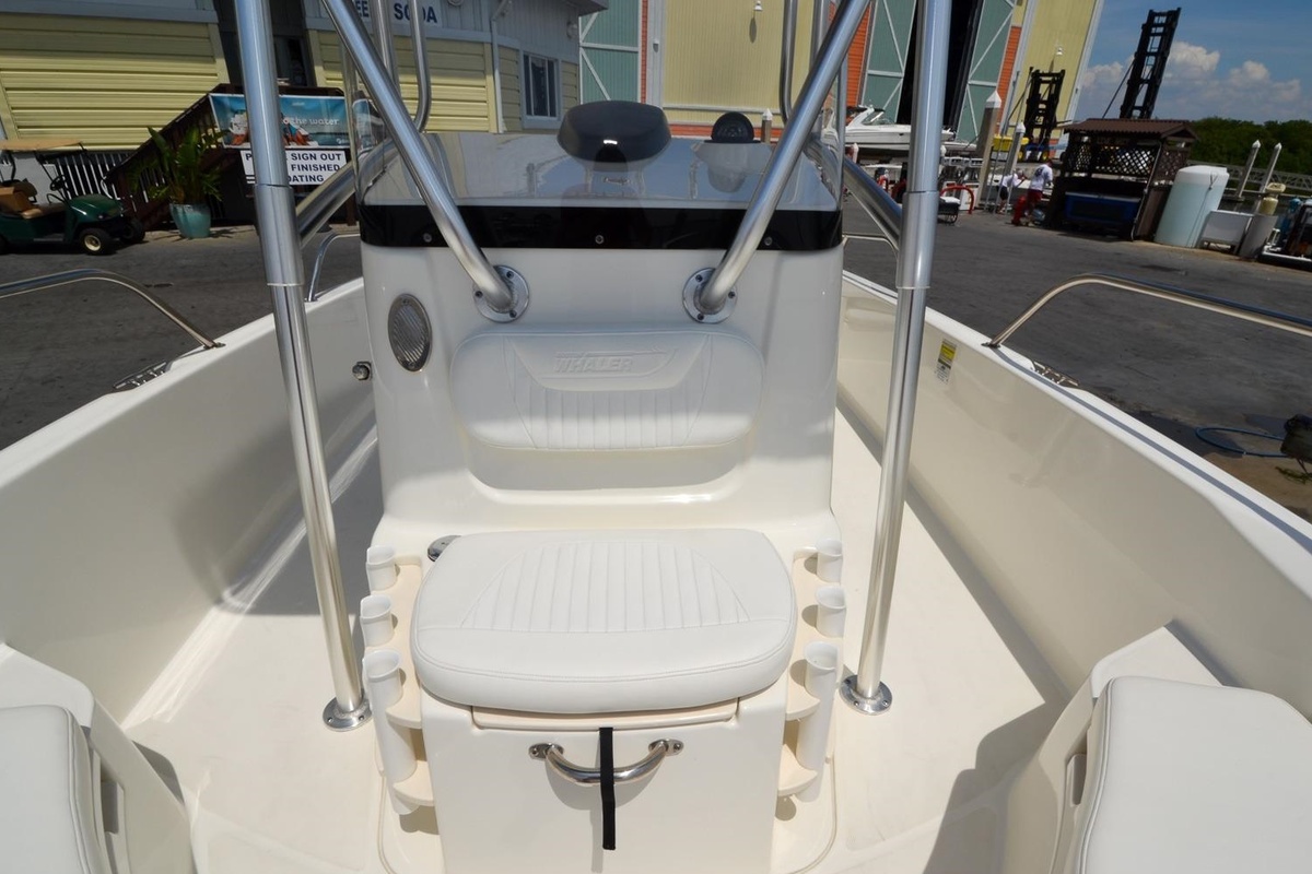 2009 Boston Whaler 230 Dauntless, 17