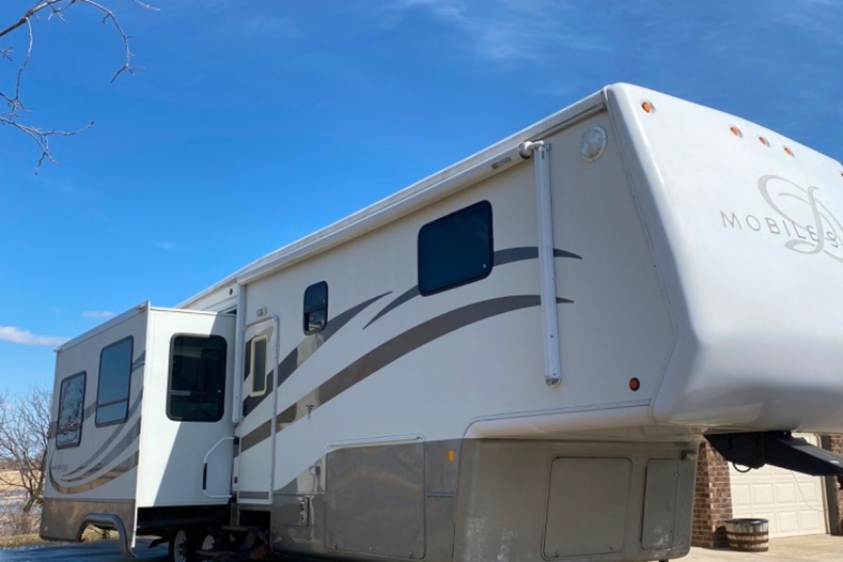 2005 Double Tree Mobile Suites Gold, 1