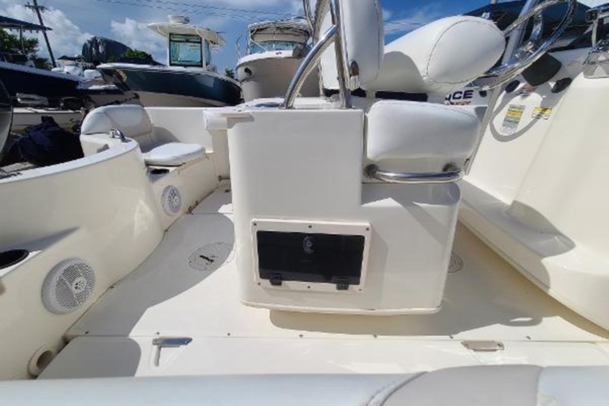 2005 Boston Whaler 210 Outrage, 10