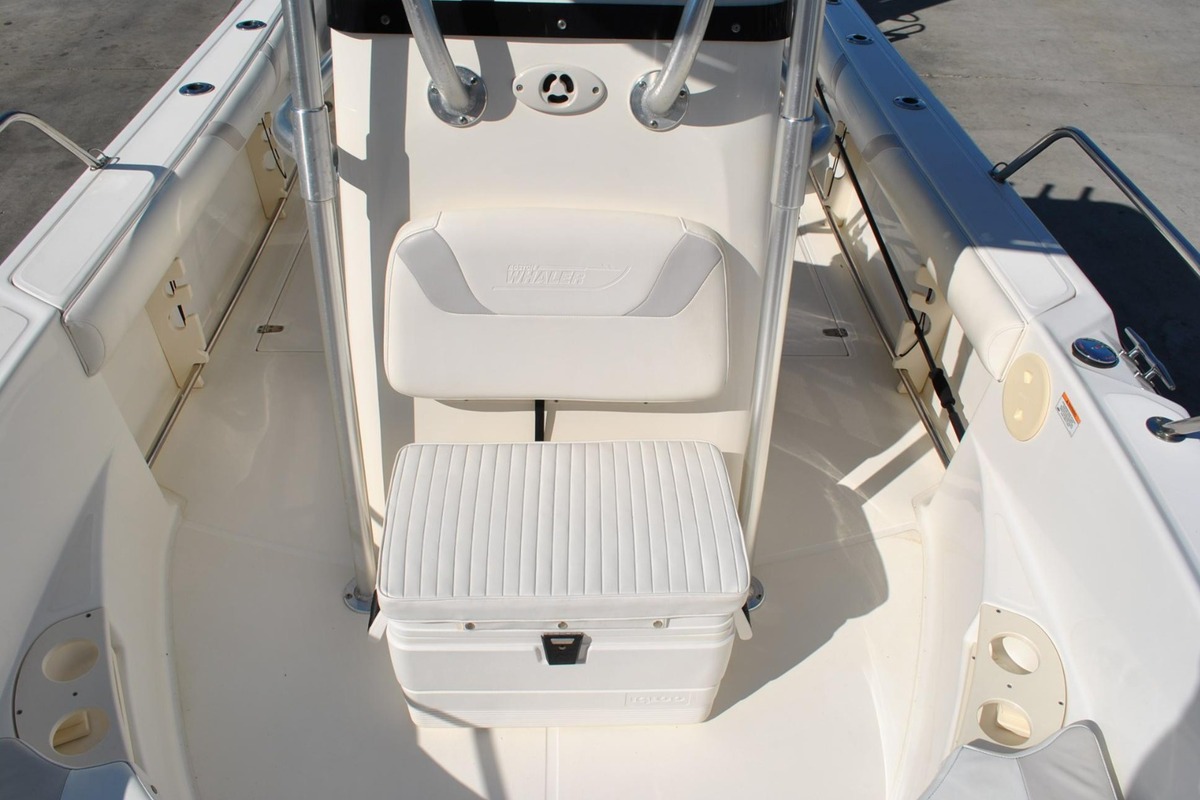2008 Boston Whaler 210 Outrage, 7