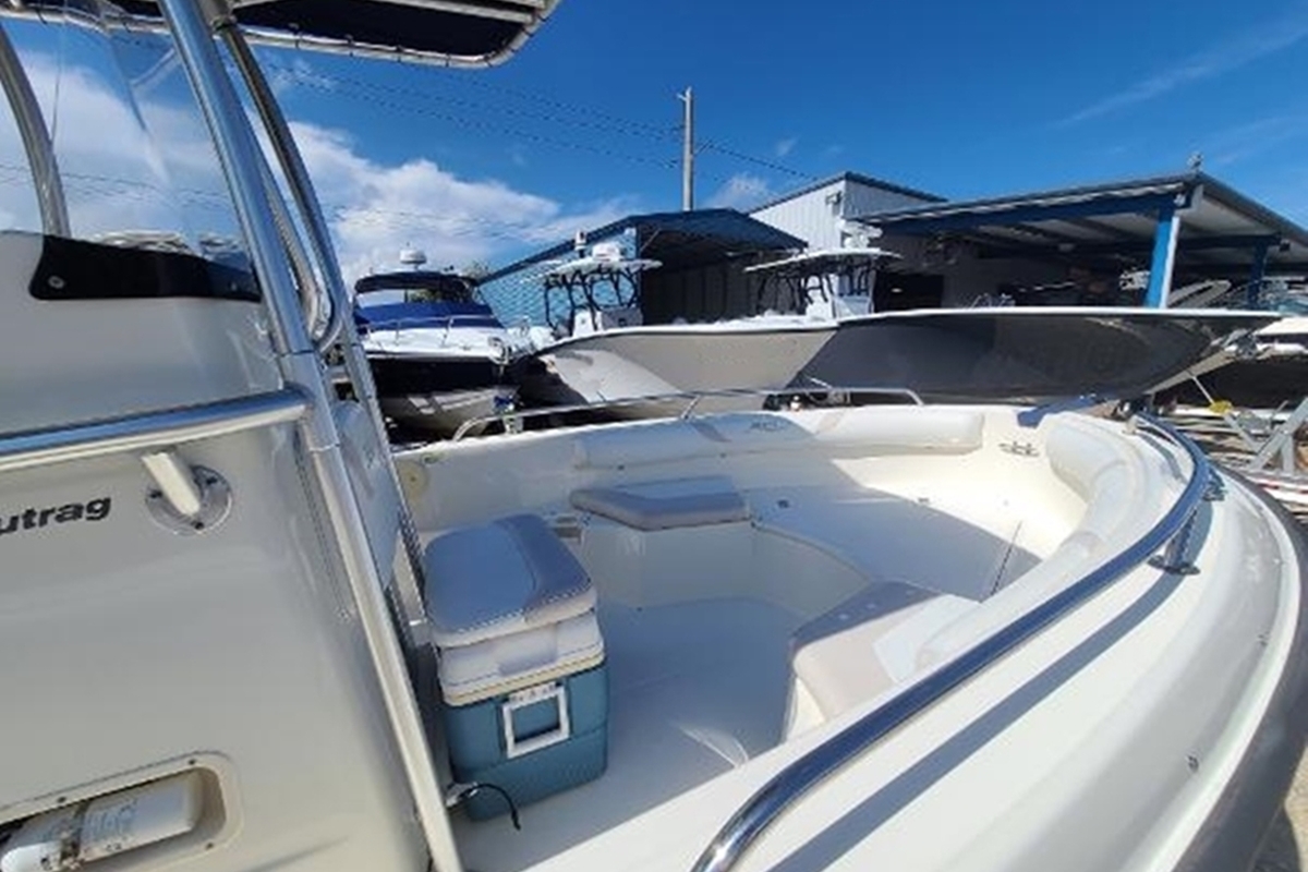 2005 Boston Whaler 210 Outrage, 21