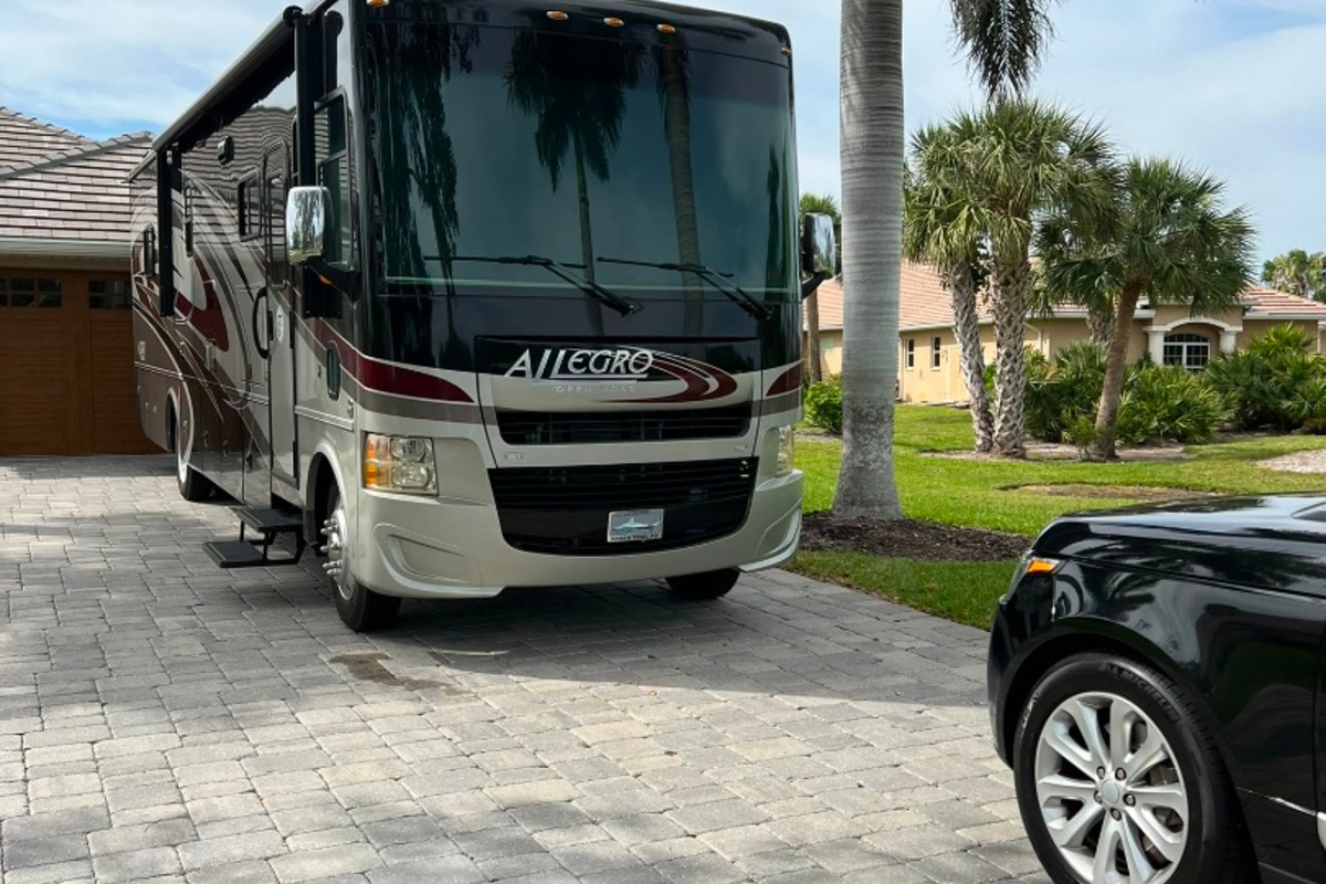 2016 Tiffin Allegro 36 LA, 1