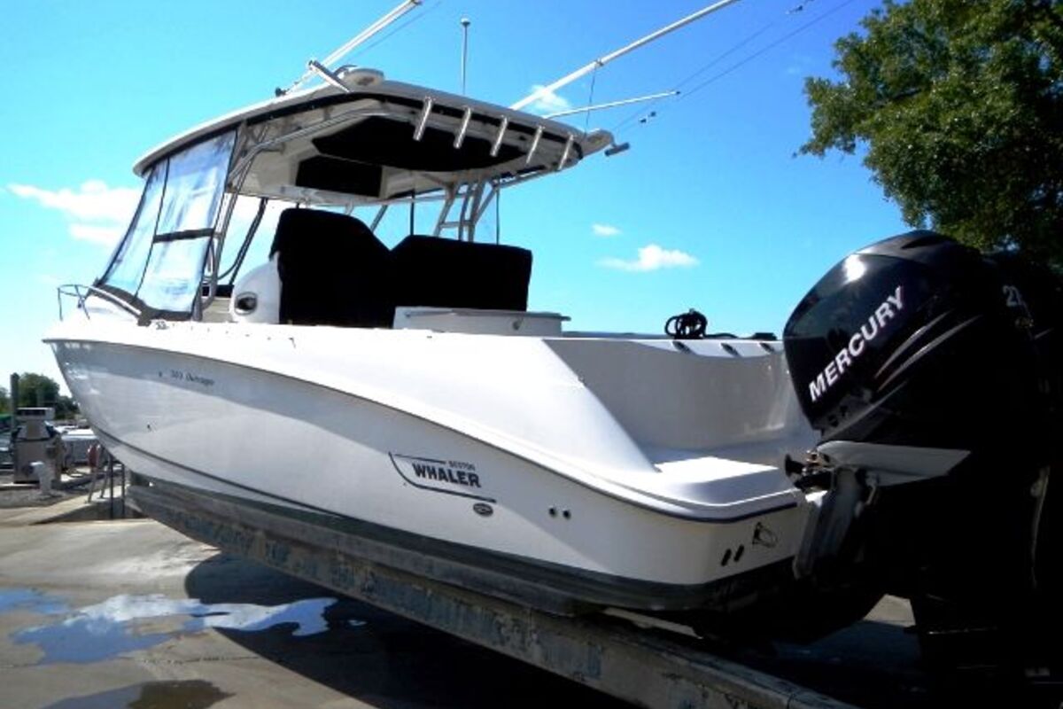 2006 Boston Whaler 320 Outrage Cuddy Cabin, 0