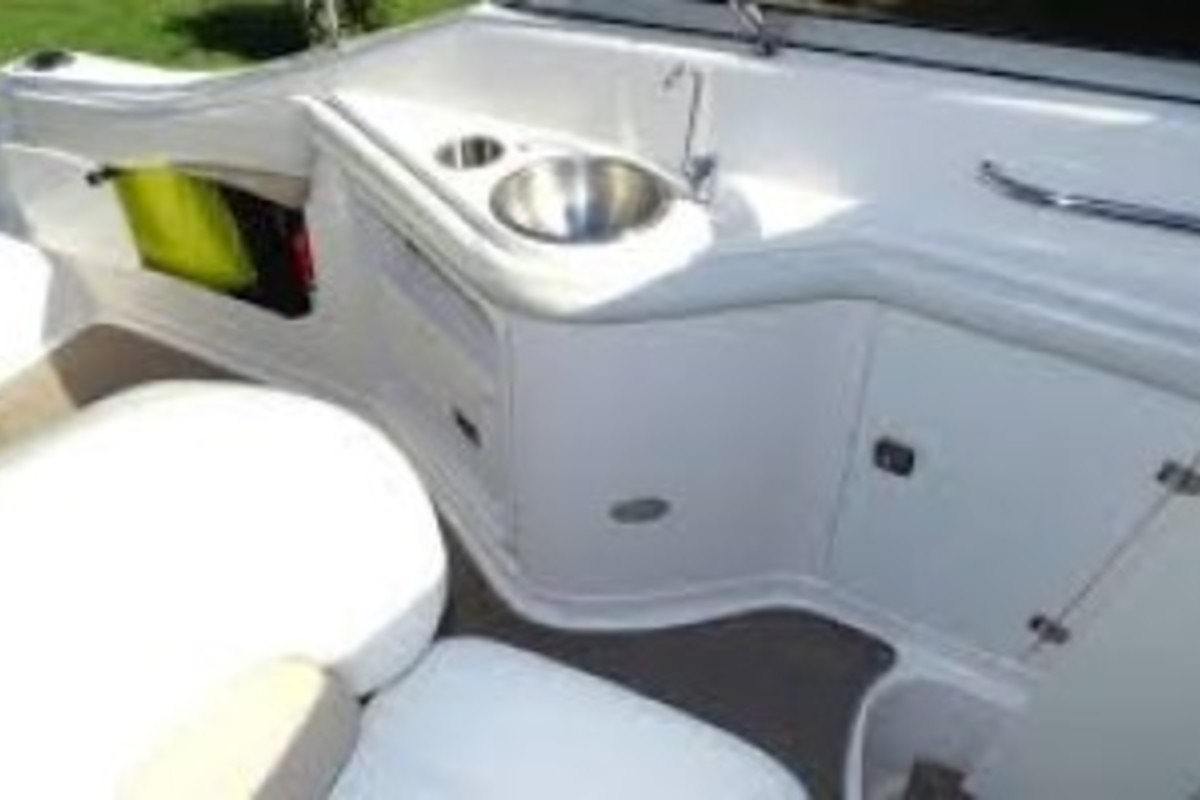 2005 Regal Commodore 2465, 12