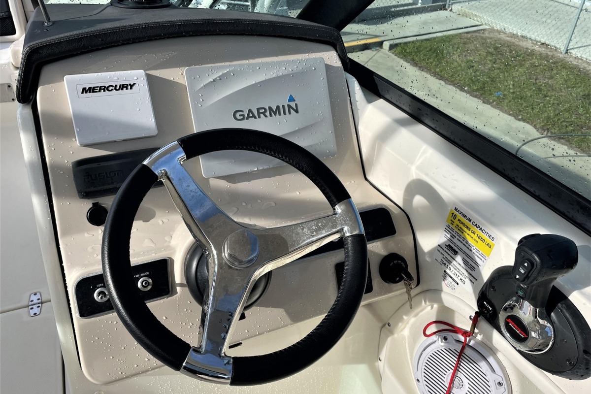 2016 Boston Whaler 230 Vantage, 15