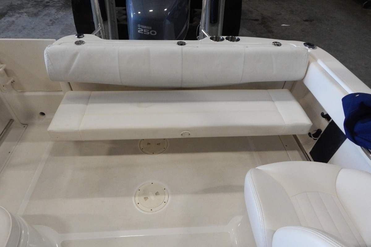2010 Robalo R227 Dual Console, 12