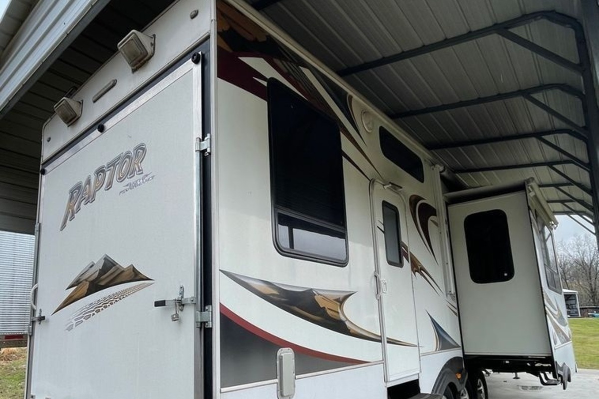 2010 Raptor 3912 toy hauler, 3