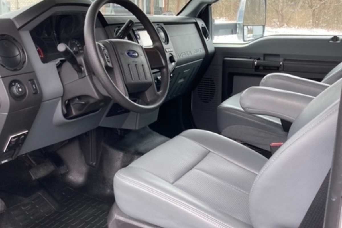 2014 Thor Motor Coach Chateau Series 33SW Scarlet HD-Max exterior with premium durable Gel-Coat, 9