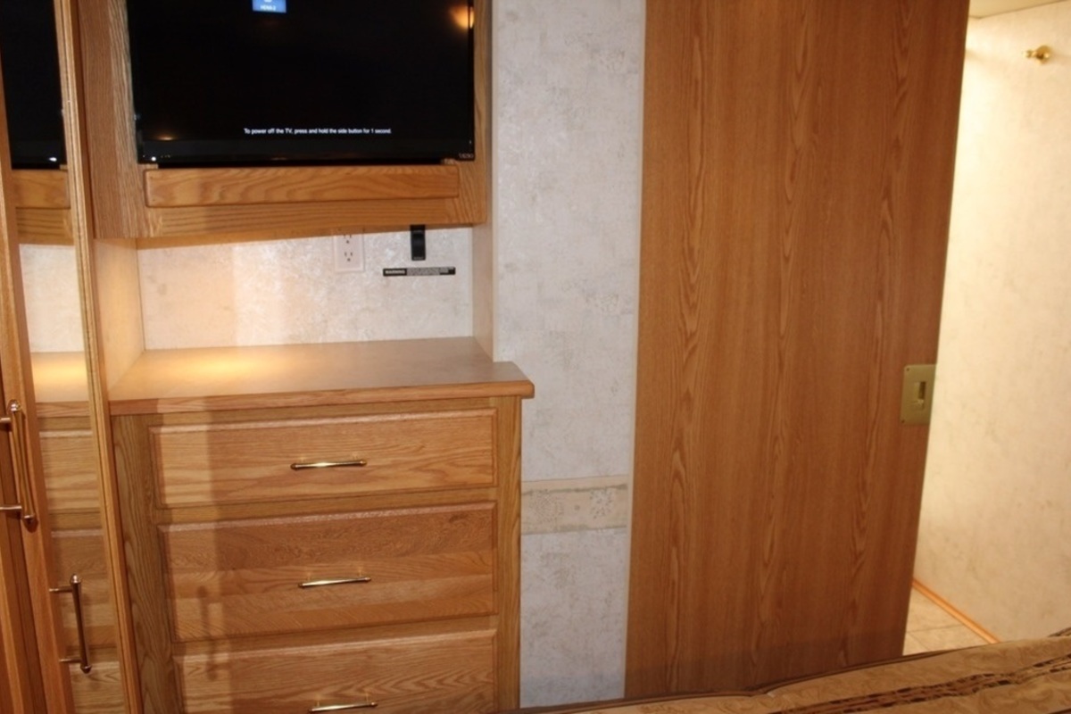2005 Winnebago Journey 36G, 19