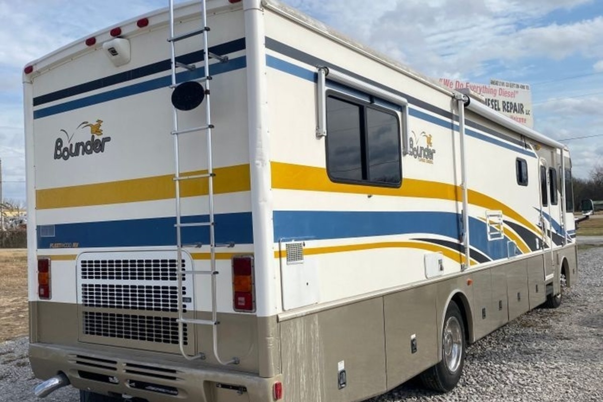 2003 Fleetwood Bounder RV, 2