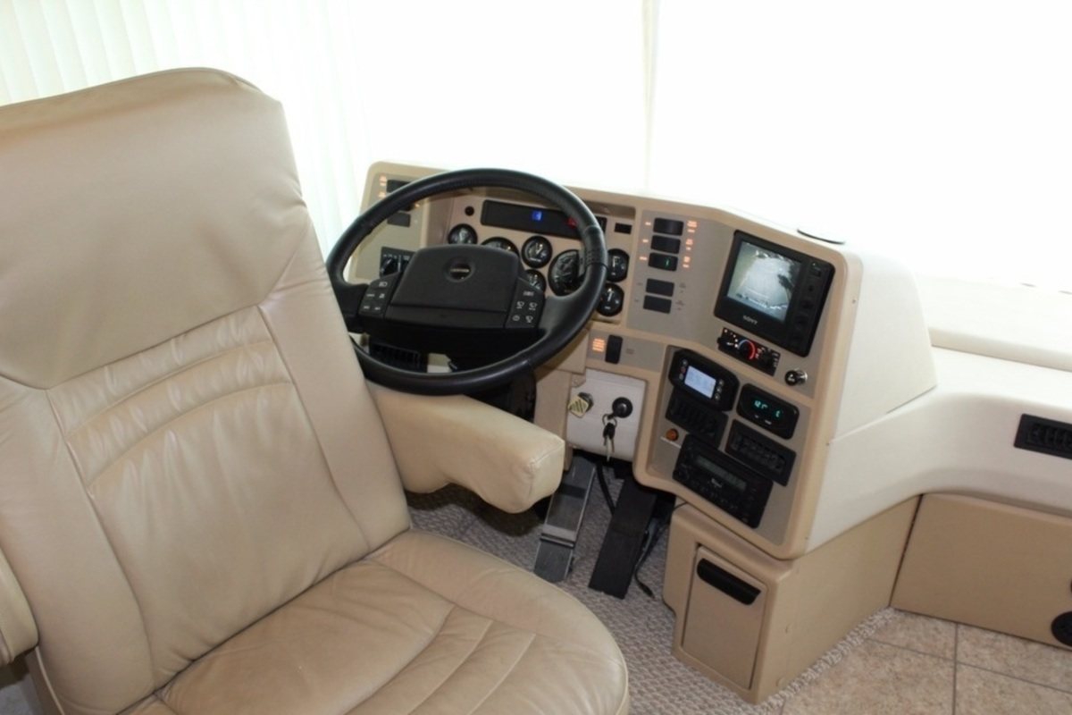 2005 Winnebago Journey 36G, 10