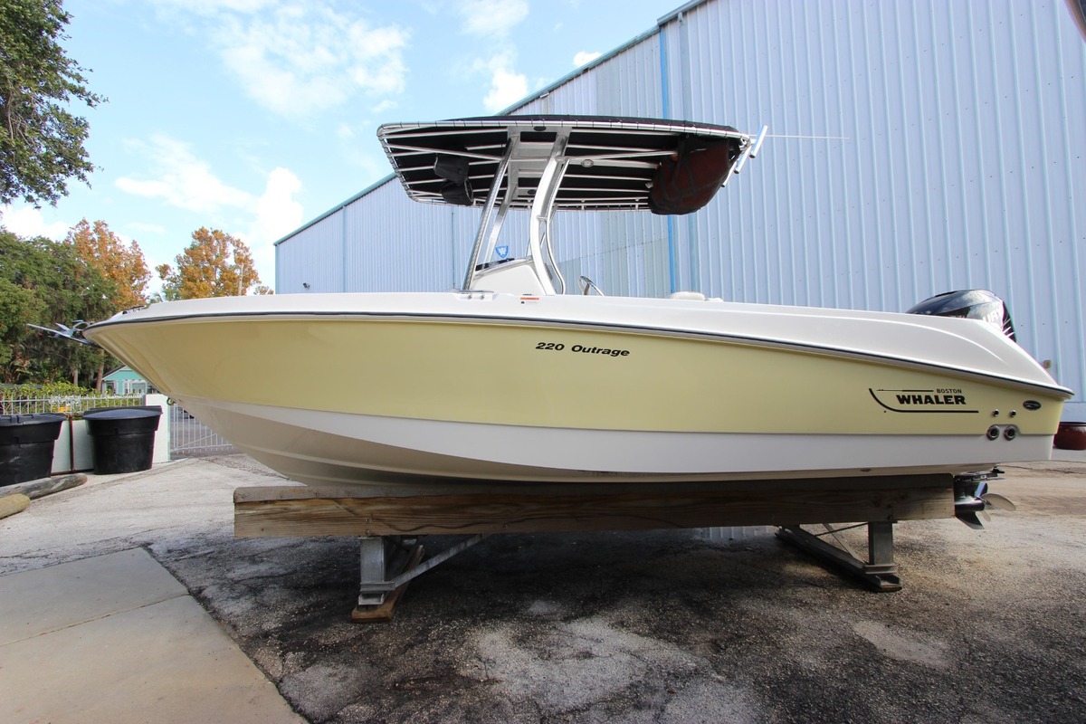 2011 Boston Whaler 220 Outrage, 2