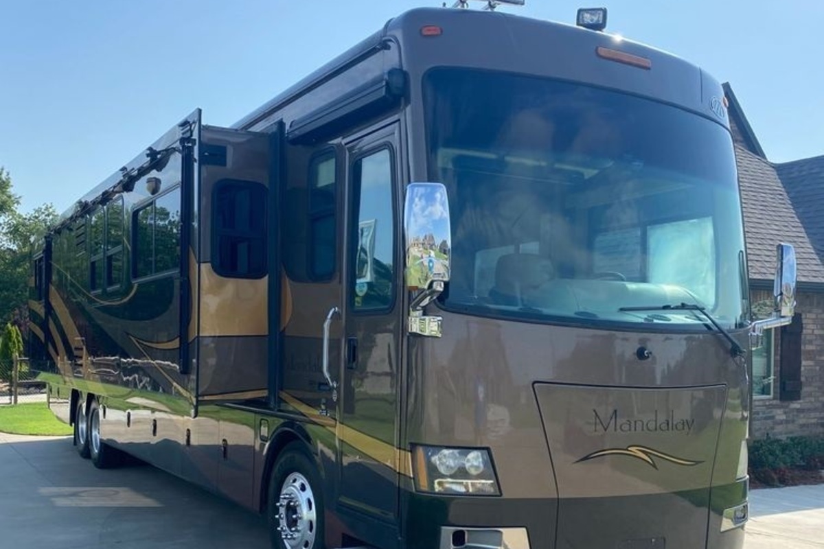 2009 Freightliner XC-R Mandalay RV, 1