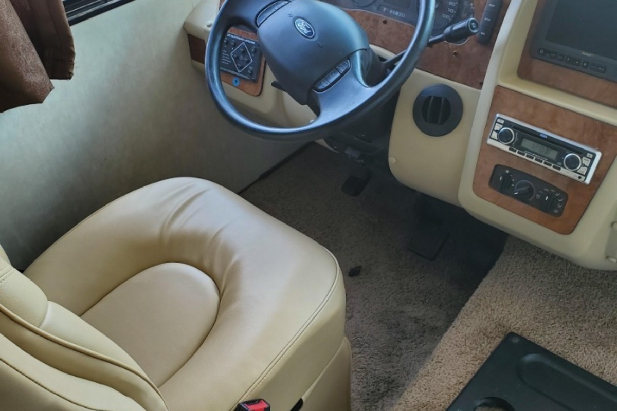2013 Coachmen Mirada Series M-29 DS Ford V10, 6