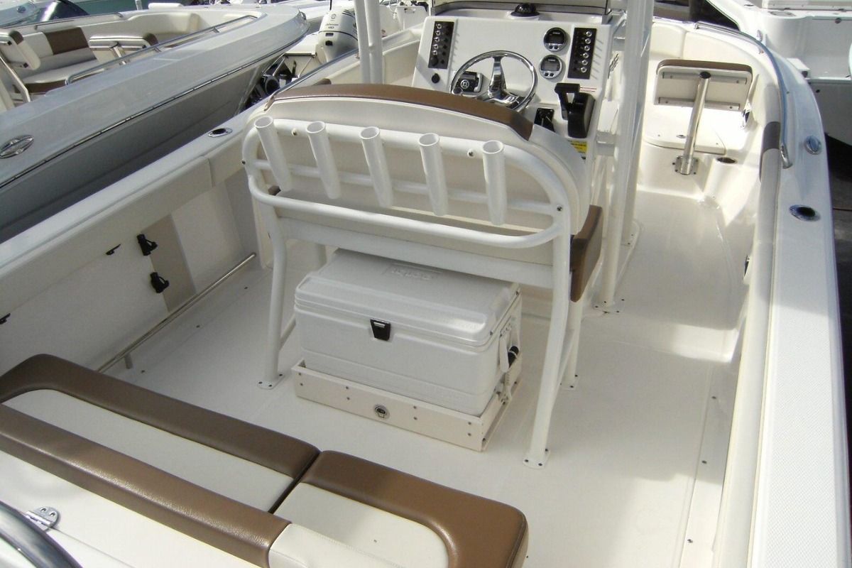 2017 Robalo R222 Center Console, 3