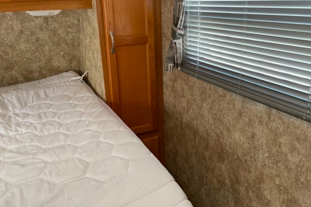 2006 Coachmen Spirit of America 525TBS, 13