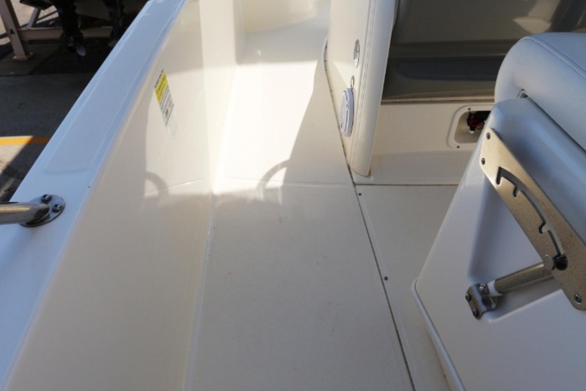 2015 Boston Whaler 240 Dauntless, 18