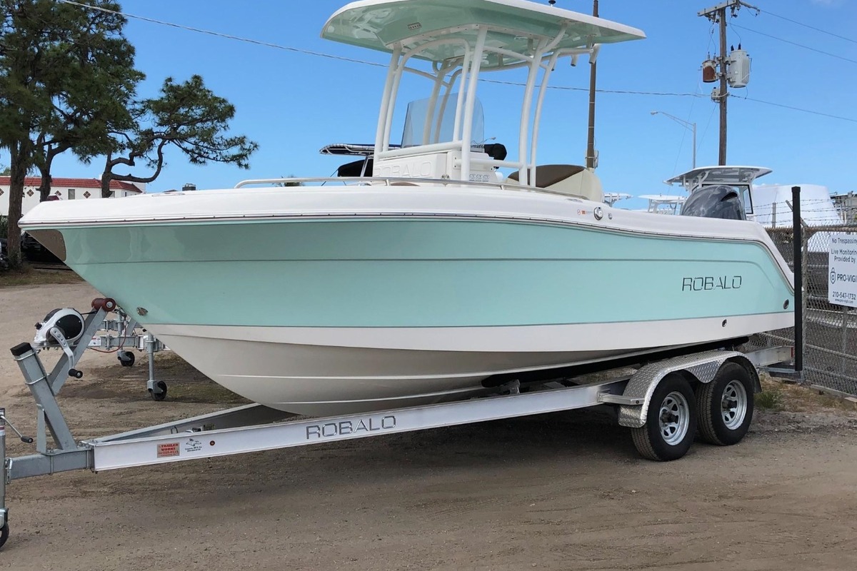 2017 Robalo R222 Center Console, 0