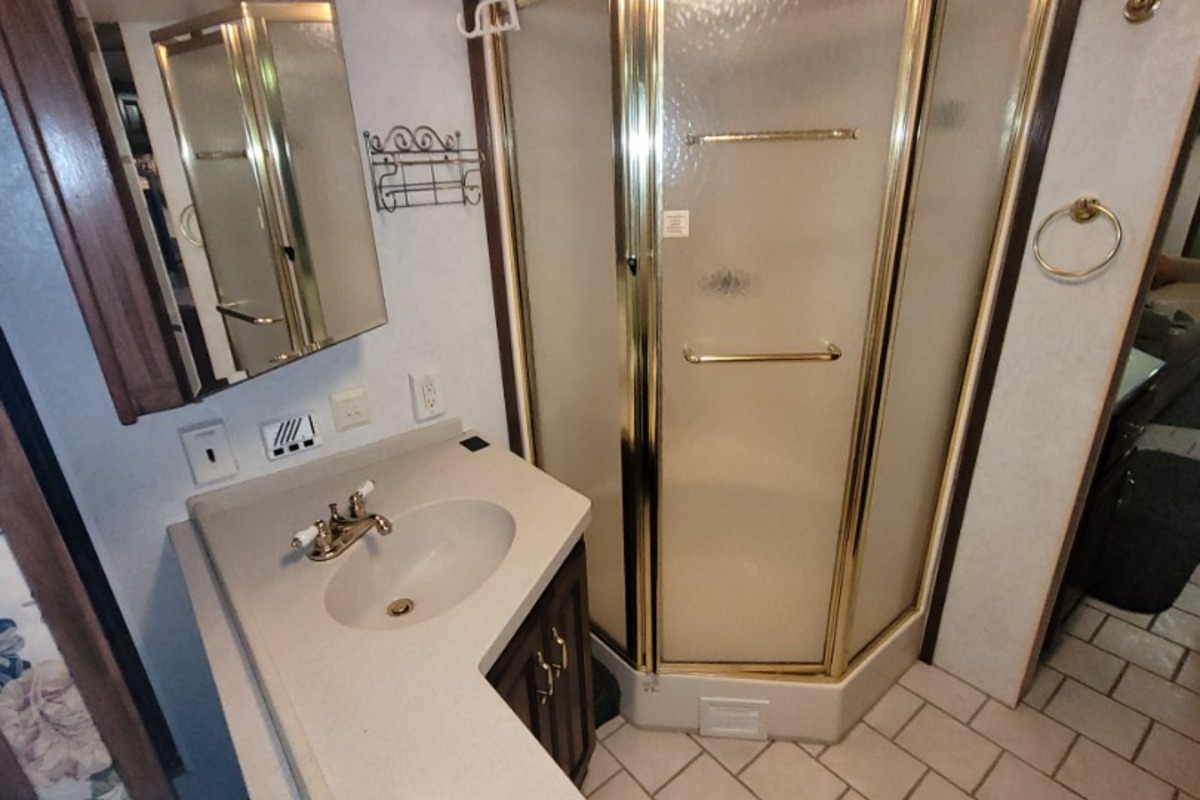 2001 Is holiday Rambler Endeavor 40PBD, 5