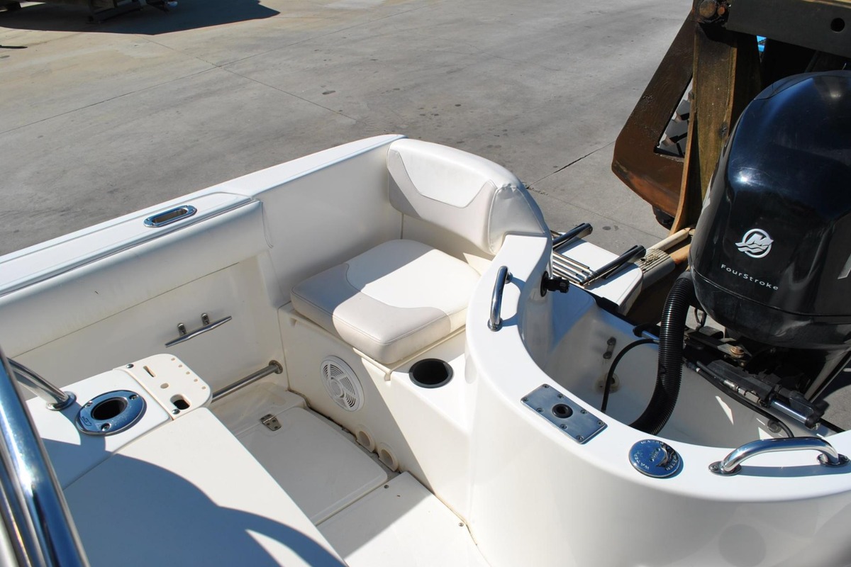 2008 Boston Whaler 210 Outrage, 9