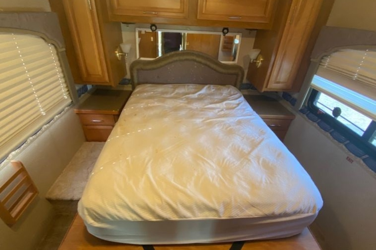 2003 Fleetwood Bounder RV, 10