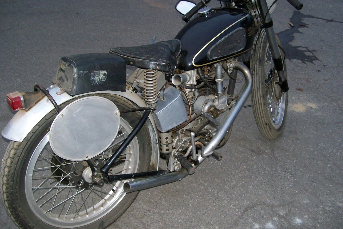 1948 Velocette MAC, 3