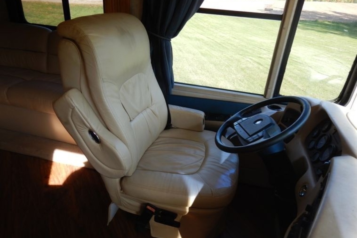 2002 Newmar Dutch Star RV, 4