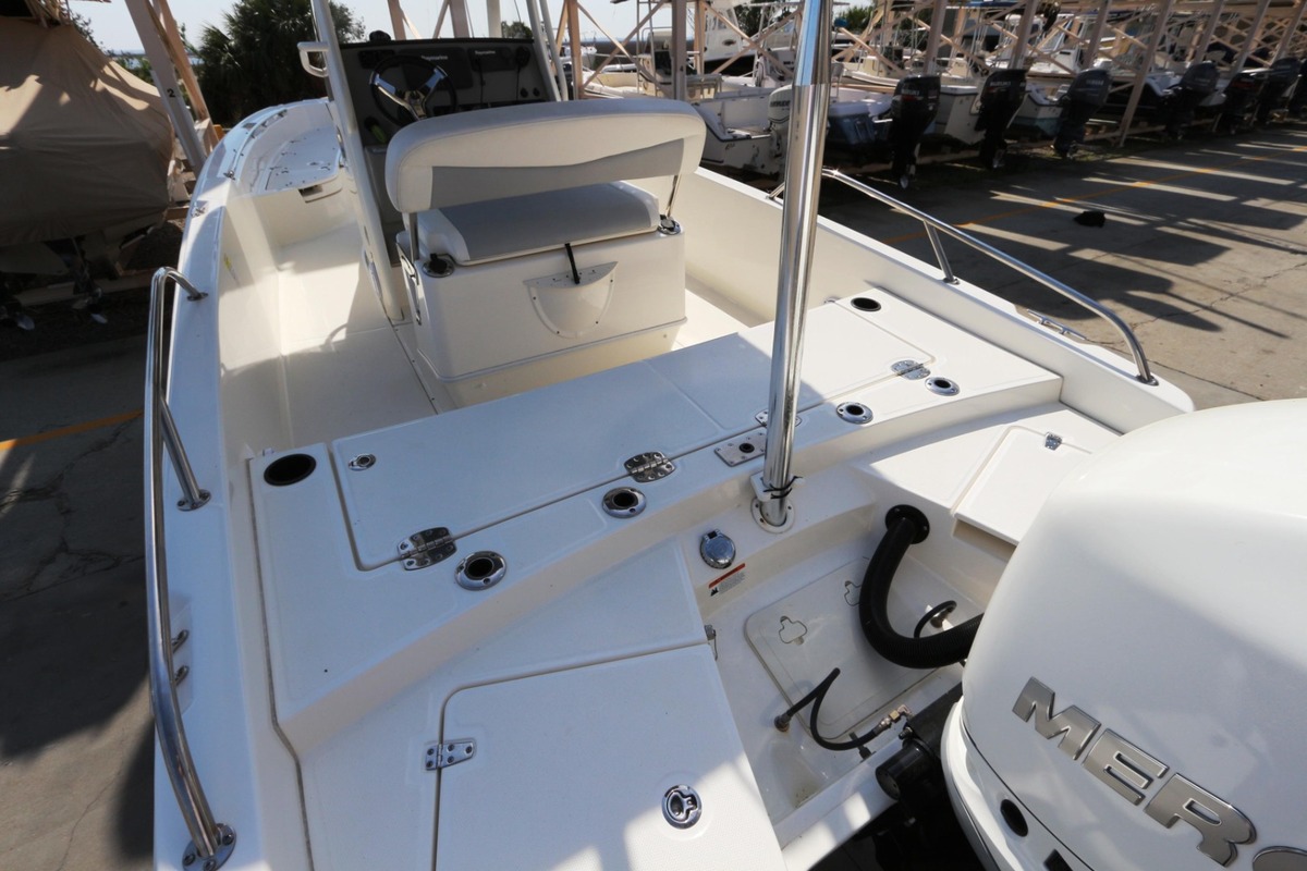 2015 Boston Whaler 240 Dauntless, 24