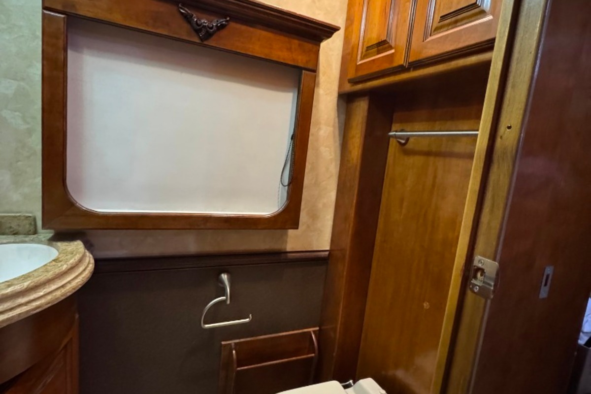 2011 Tiffin Zephyr 45QBZ, 15