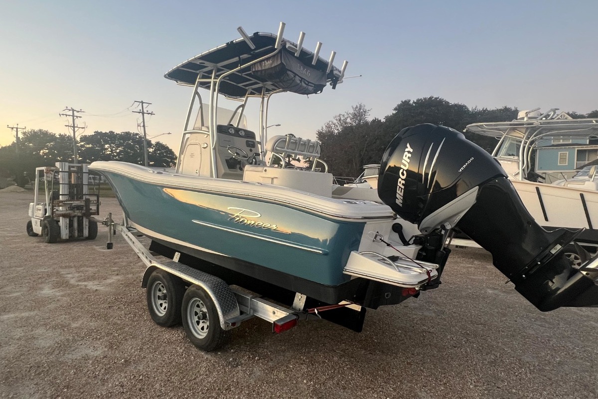 2016 Pioneer 222 Sportfish, 2