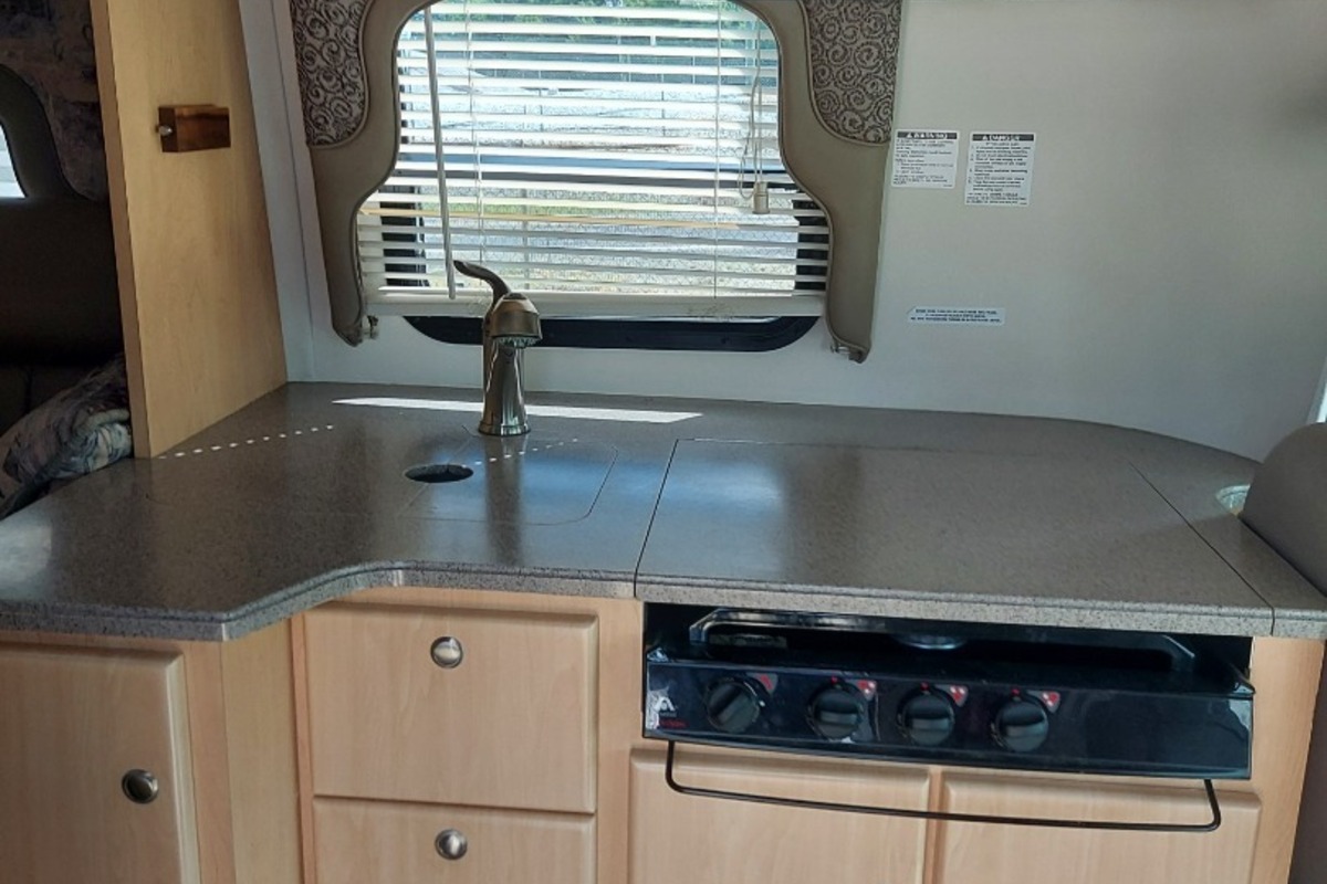 2005 Coach House Platinum 232XL, 7