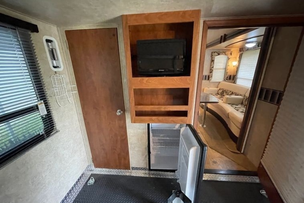 2010 Raptor 3912 toy hauler, 6