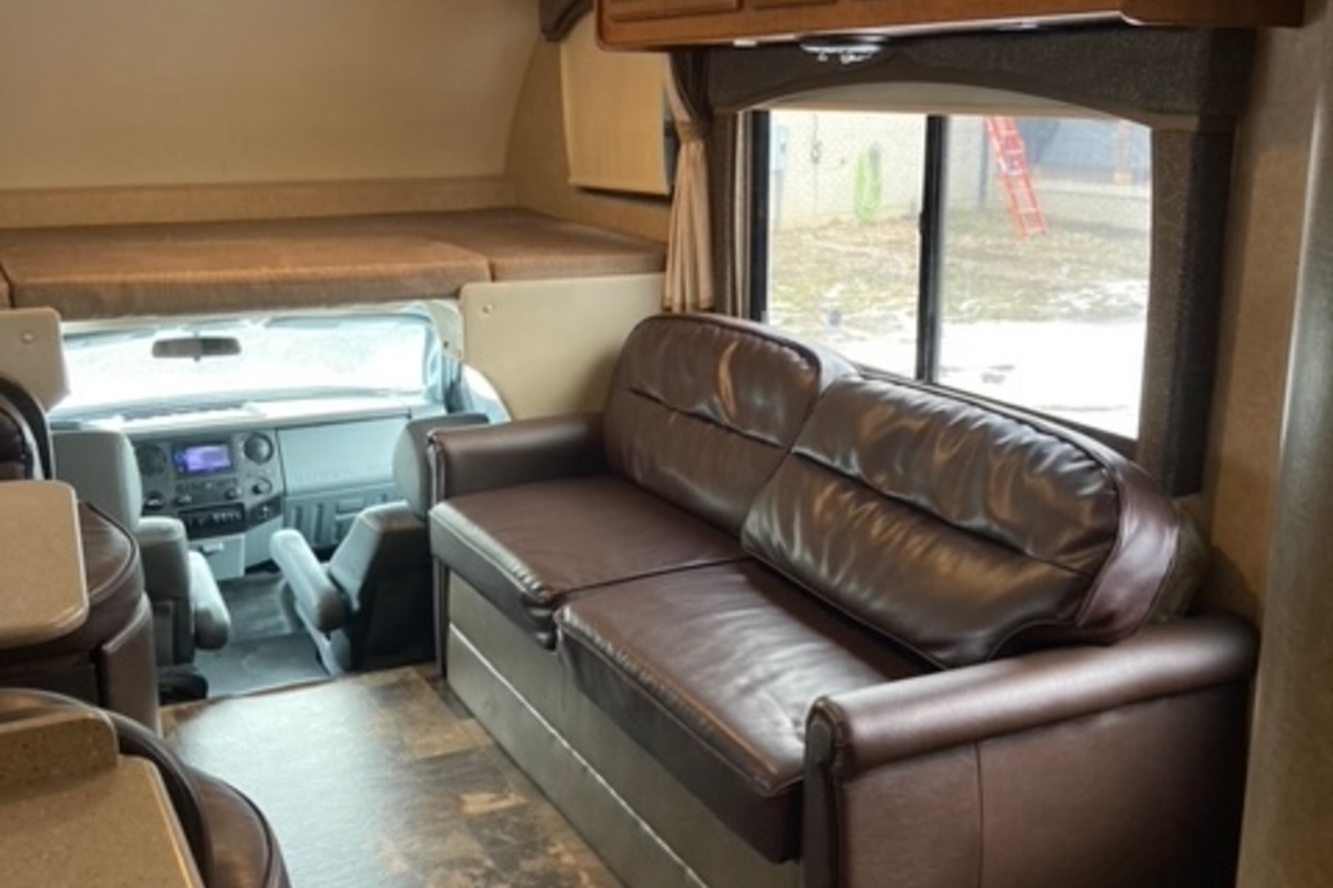2014 Thor Motor Coach Chateau Series 33SW Scarlet HD-Max exterior with premium durable Gel-Coat, 4