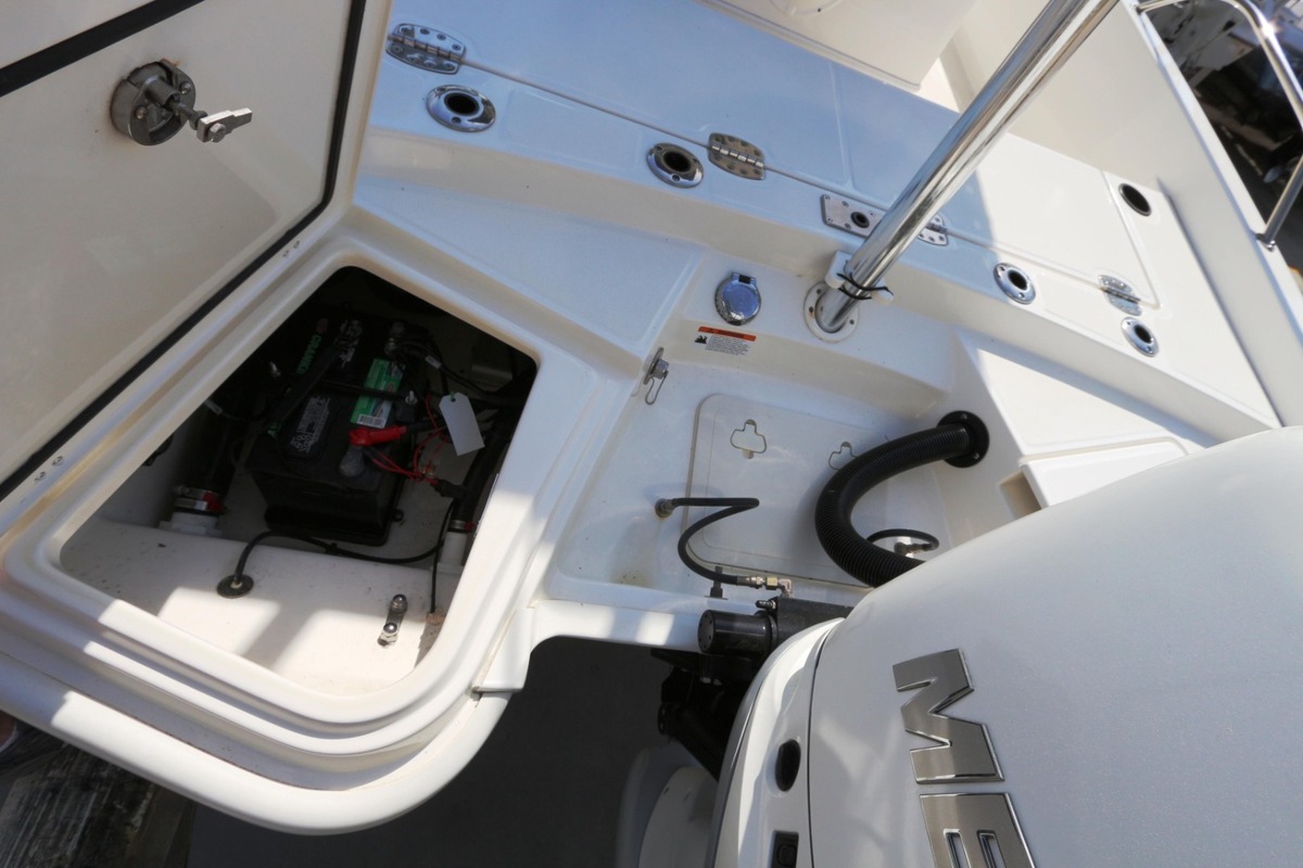2015 Boston Whaler 240 Dauntless, 25