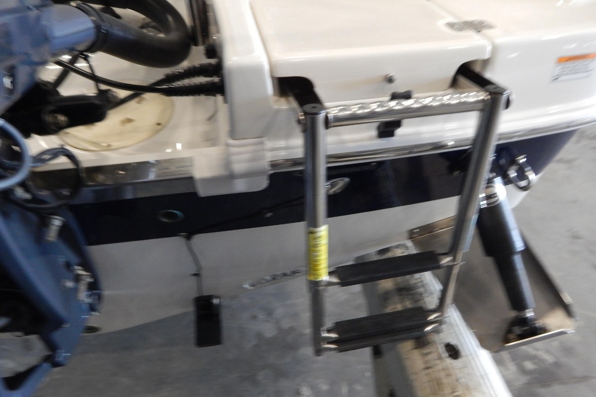 2010 Robalo R227 Dual Console, 8
