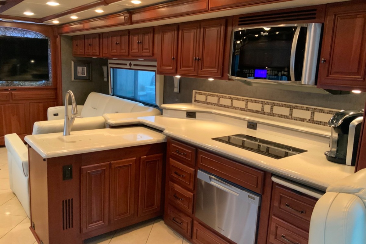 2013 Winnebago Tour 42GD, 3