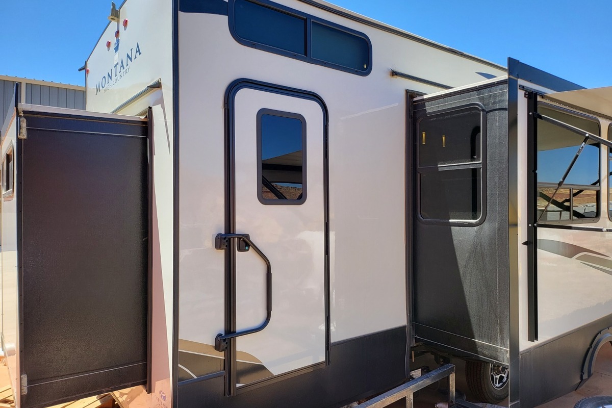 2021 Keystone Montana High Country 335BH 2 Bathrooms 2 A/C's Auto Level, 22