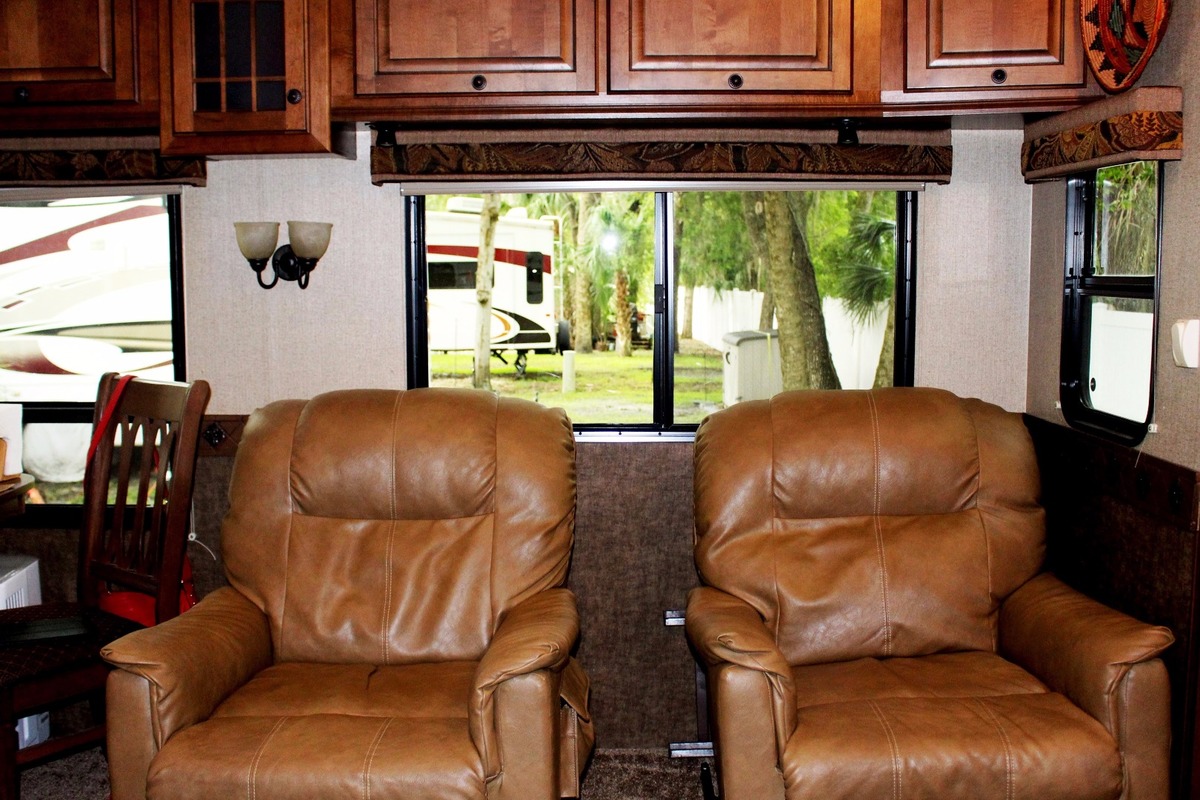 2013 Heartland Bighorn 3585RL, 14