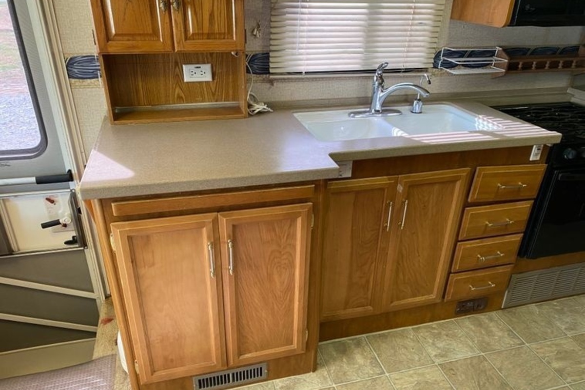 2003 Fleetwood Bounder RV, 5