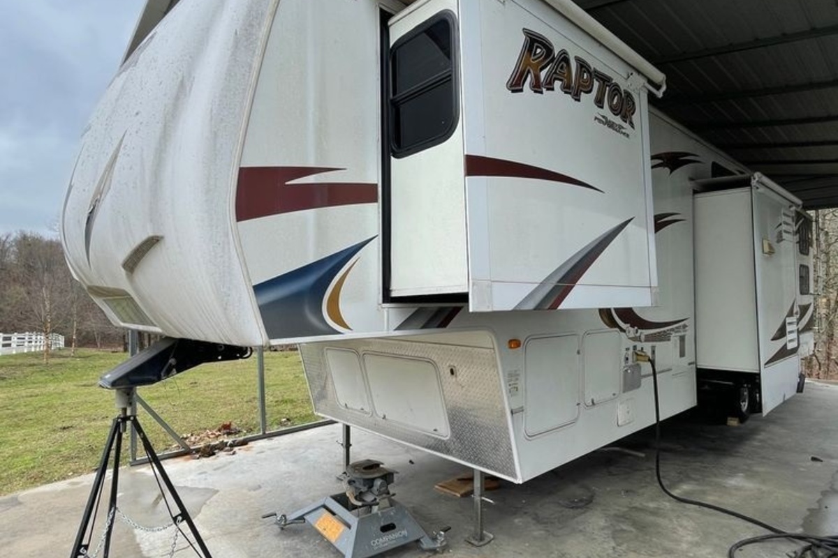 2010 Raptor 3912 toy hauler, 1