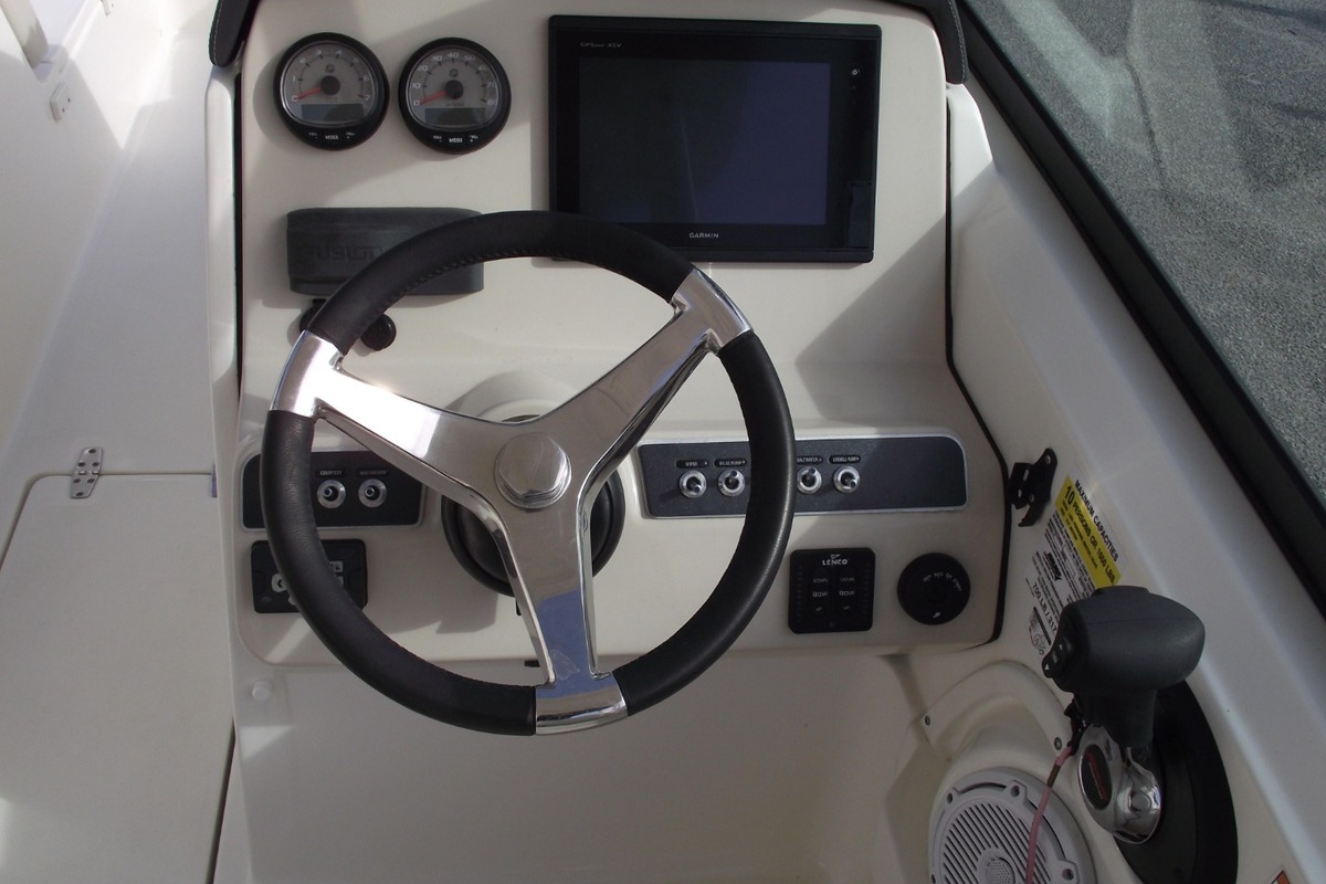 2017 Boston Whaler 230 Vantage, 3